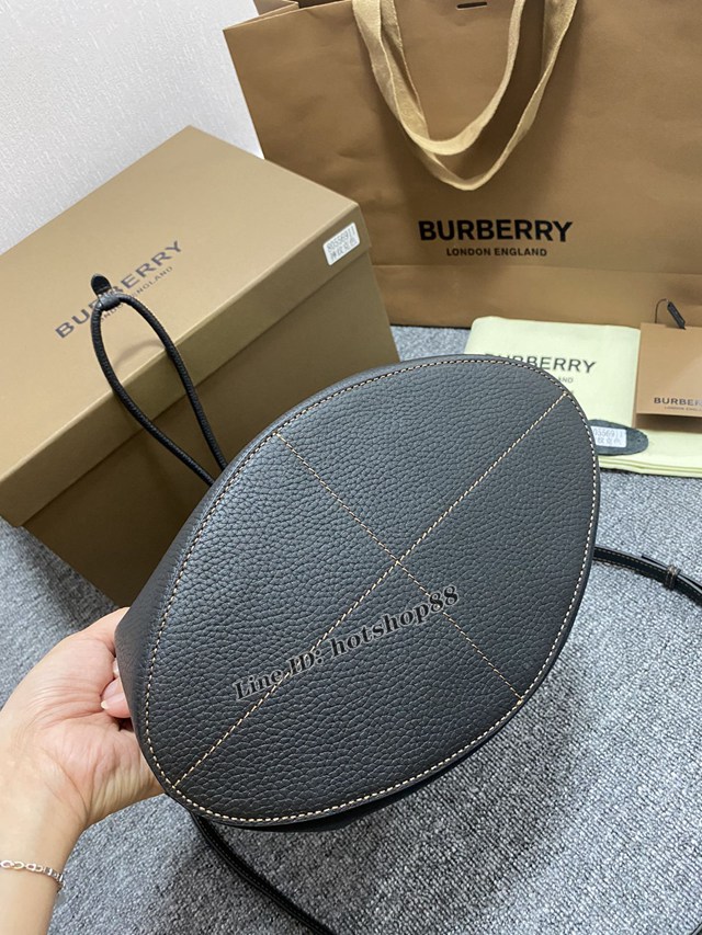 Burberry專櫃新版小牛皮水桶包 巴寶莉TB包系列抽繩肩背水桶包 yxb1166